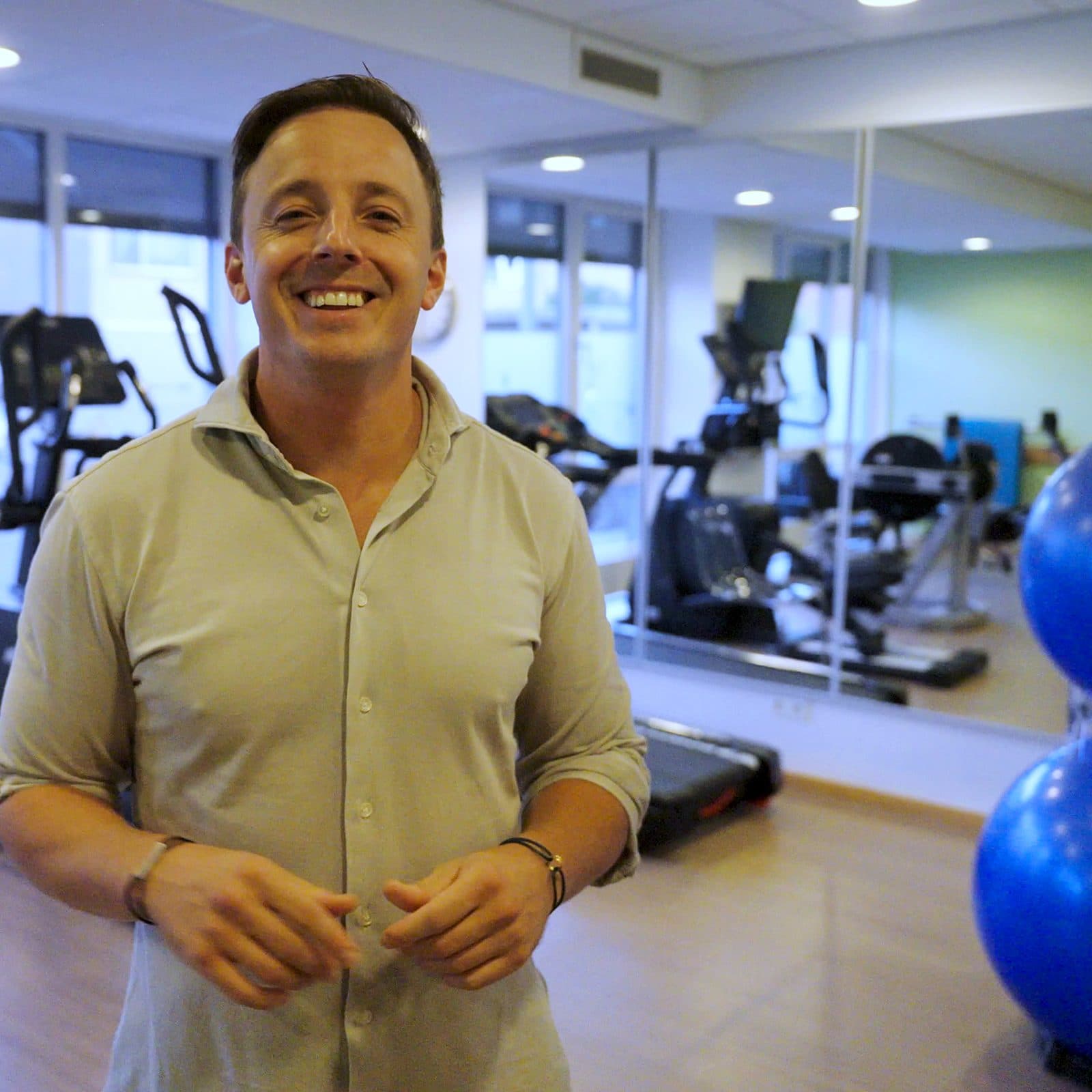 Tom Duif, eigenaar van Duif Fysiotherapie, in de oefenzaal