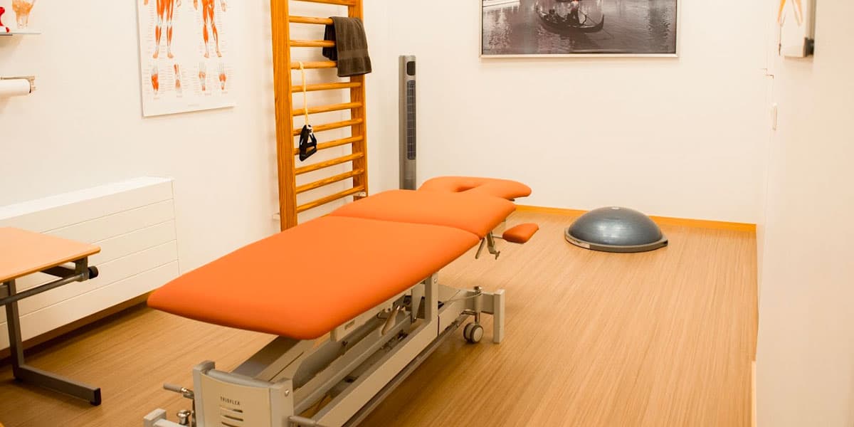 Behandelkamer met oranje behandelbank